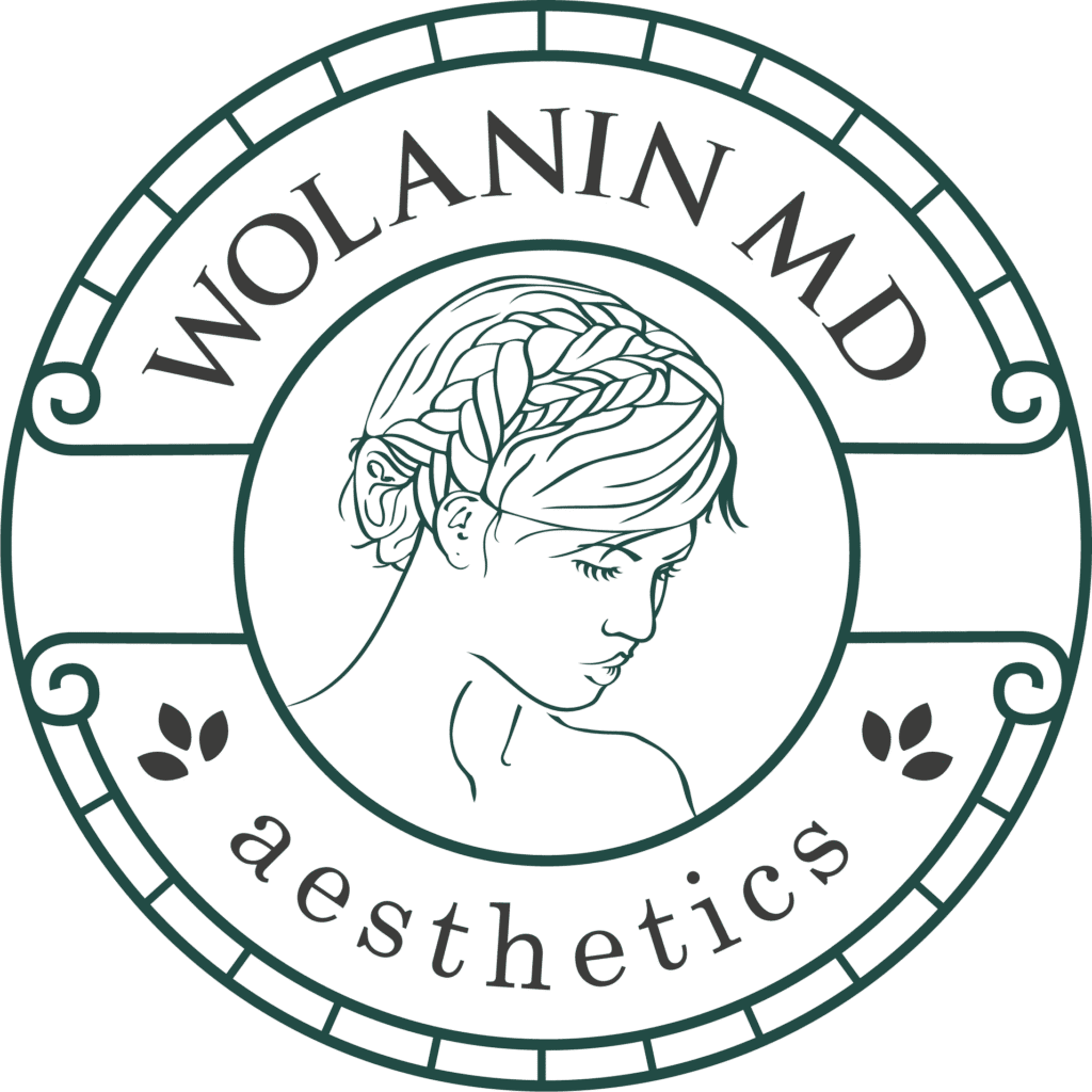 Wolanin MD Ästhetik Logo: Grüner Kreis mit Frauenprofil und Praxisbezeichnung